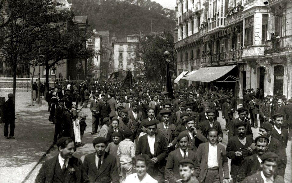 Multitud de personas por la calle Hernani (1 de 1) - Fondo Car-Kutxa Fototeka