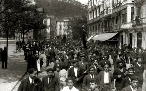 Multitud de personas por la calle Hernani (1 de 1) - Fondo Car-Kutxa Fototeka