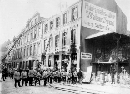 Nach dem Brand eines mehrstöckigen Geschäfts- und Wohnhauses im Sophienblatt - Ecke Herzog-Friedrich-Straße (Kiel 44.993)