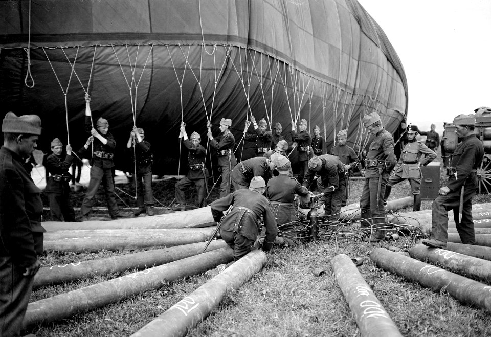 Nachfüllen des Ballons aus am Boden liegenden Gasflaschen - CH-BAR - 3241331