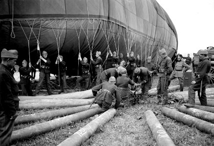 Nachfüllen des Ballons aus am Boden liegenden Gasflaschen - CH-BAR - 3241331