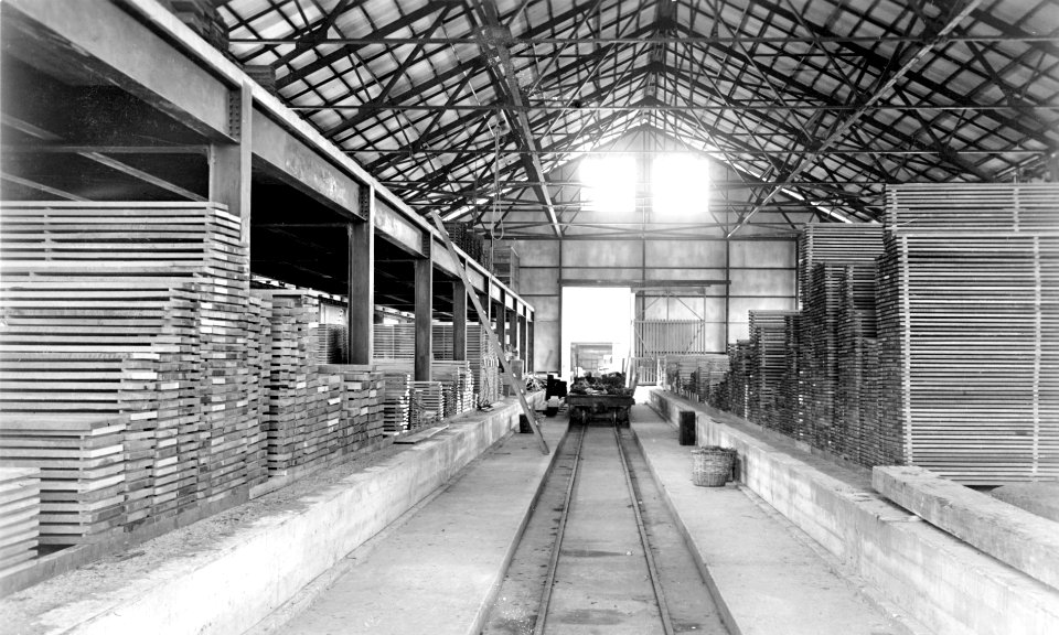 Metal and lumber storehouse at the U.S. Naval Station Pearl Harbor, 11 September 1917 (NH 118059)