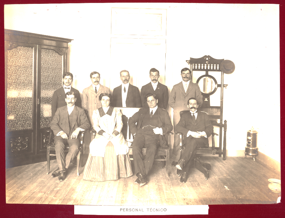 MG-53-044 (Hospital Alvear. Personal técnico.)