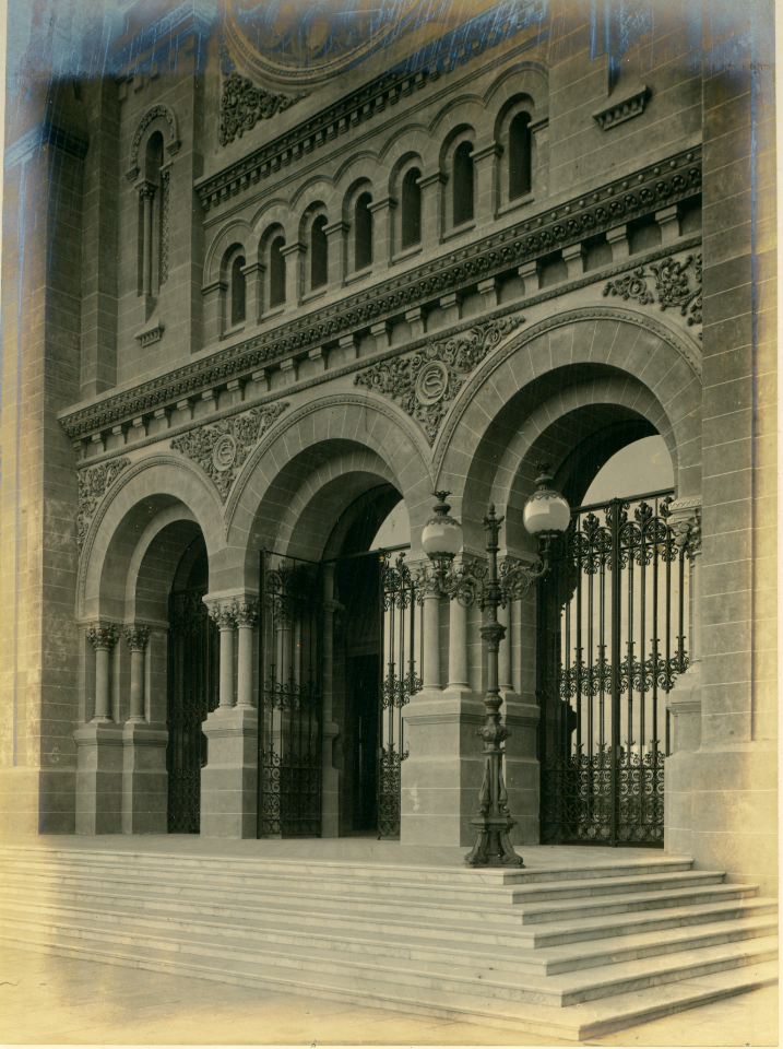 MG-21-010 (puertas de entrada a la iglesia)