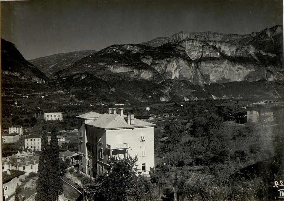 Panorama von Trient gegen Süden und Westen. Aufgenommen am 11. Juli 1916. (BildID 15534539)