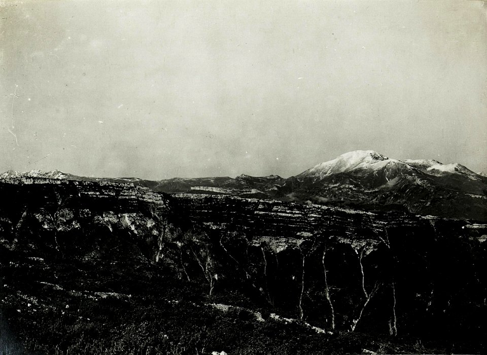 Panorama vom Monte Spil aus. Im Vordergrund Zugna Torta, Grottole, Monte Chello, in der Mitte Altissimo, Biaena, Stivo, Cronicello, Brentagruppe, Adamello, Ortler. (BildID 15587721)