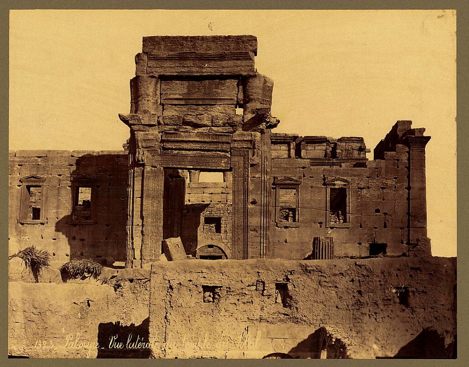 Palmyre. Vue latérale du temple du Soleil - Bonfils. LCCN2004670489