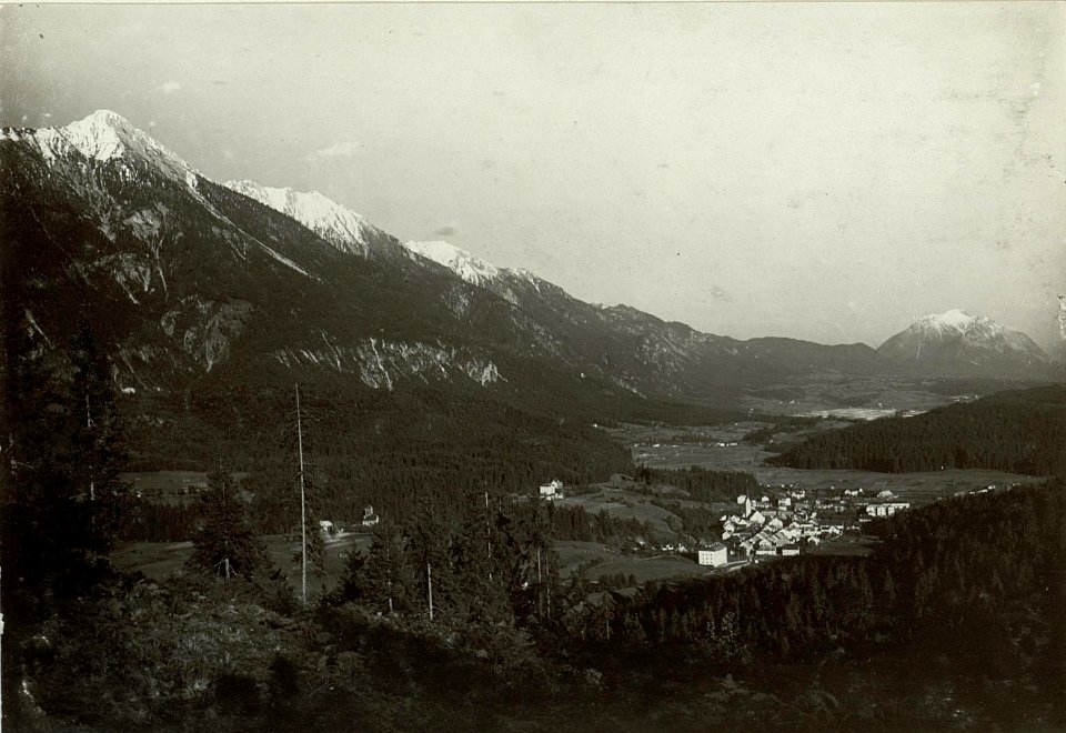 Panorama von Hermagor. Presseger See mit der Ortschaft Egg und Hermagor. Berge, Spitzegel, Fellacheregel, etc Dobratsch. (BildID 15463436)