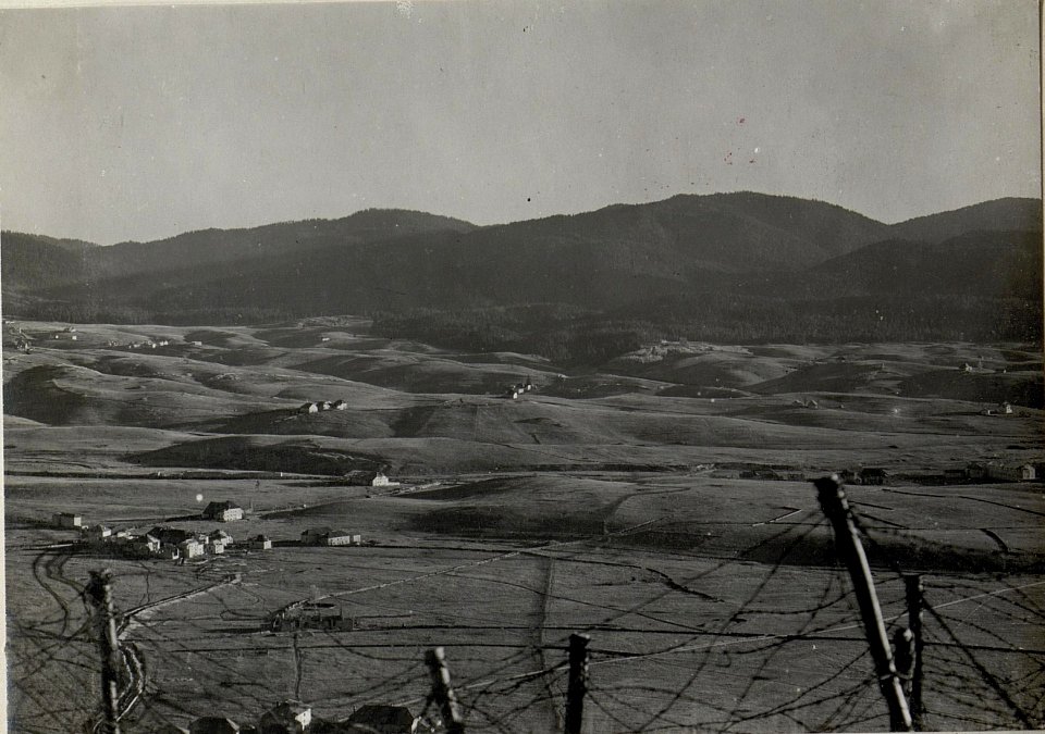 Panorama, Hochfläche von Asiago. Standpunkt Monte Katze. 25m.östlich vom Kreuze 1206. (6. Teilbild zu WK1 ALB083 24401a) (BildID 15633409)