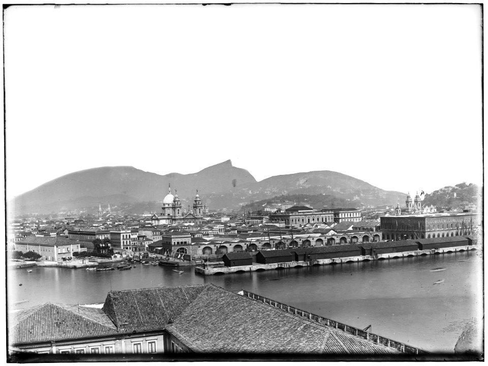 Panorama do centro do Rio, a partir da Ilha das Cobras, no primeiro plano a Alfândega e a torre da Candelária
