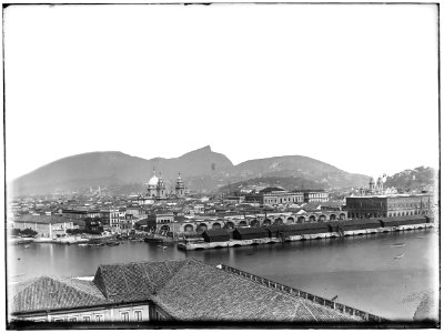 Panorama do centro do Rio, a partir da Ilha das Cobras, no primeiro plano a Alfândega e a torre da Candelária