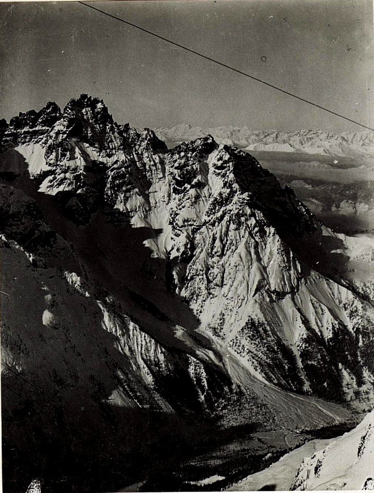 Panorama, links am Bildrand die Rotwandspitze, anschließend im Hintergrund die höchste Spitze, Hohe Gaisl, dann Altstein, Dreischusterspitzen, rechts unten Rotwandköpfe, daran Pustertal anschließend. (BildID 15577965)