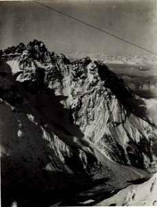 Panorama, links am Bildrand die Rotwandspitze, anschließend im Hintergrund die höchste Spitze, Hohe Gaisl, dann Altstein, Dreischusterspitzen, rechts unten Rotwandköpfe, daran Pustertal anschließend. (BildID 15577965)
