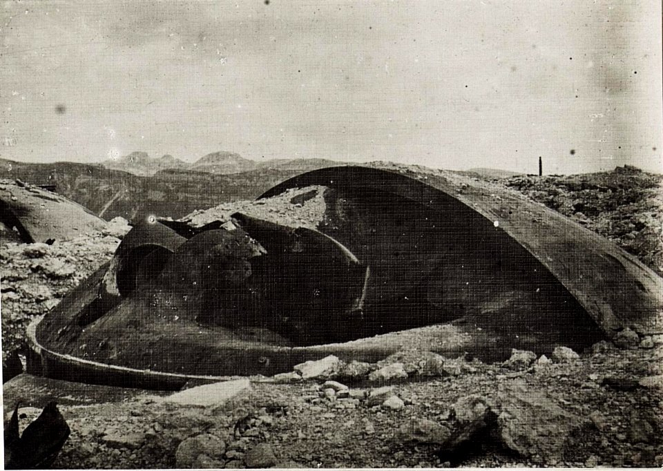 Panzerkuppel des Werkes Verrena, zerschossen von der Batterie 19 des Hauptmann Bosse. (BildID 15576502)