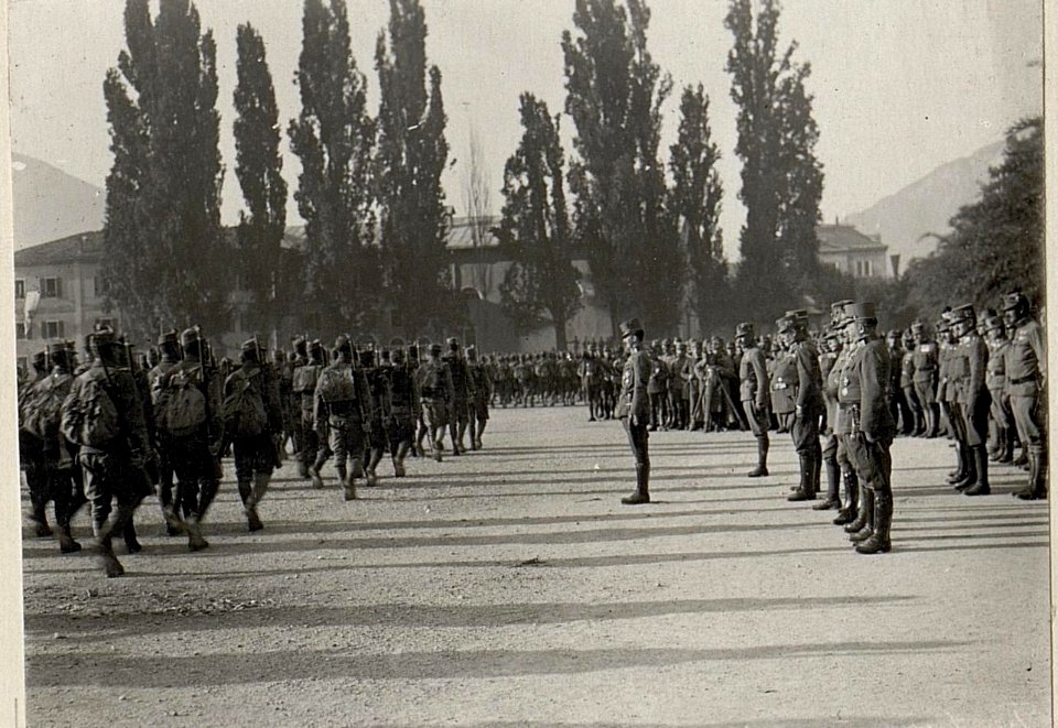 Parade des Infanterieregiments No. 59 vor Kaiser Karl in Trient (BildID 15628725)