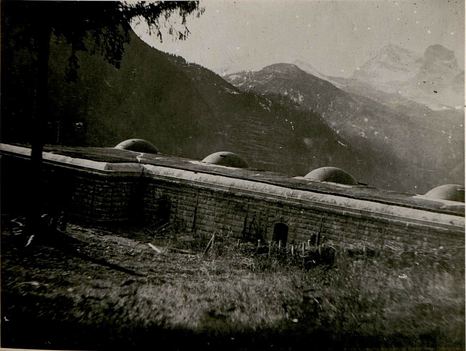 Panzerwerk Venas Porte-Tal armiert mit 4 Stück 149mm G.Kanonen und 4 Stück 7.5mm Feldkanonen. (BildID 15512553)