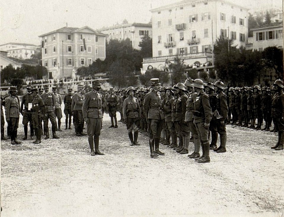 Parade des Infanterieregiments No. 59 vor Kaiser Karl in Trient (BildID 15628781)