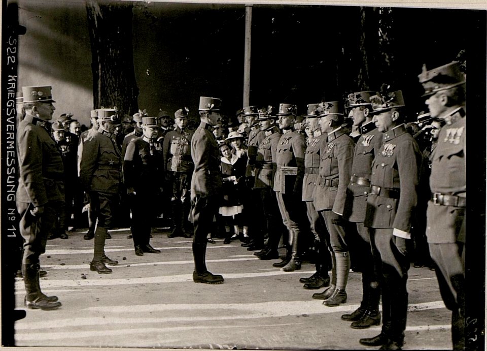 Parade des Infanterieregiments Nr. 59 vor Kaiser Karl in Trient (BildID 15733384)