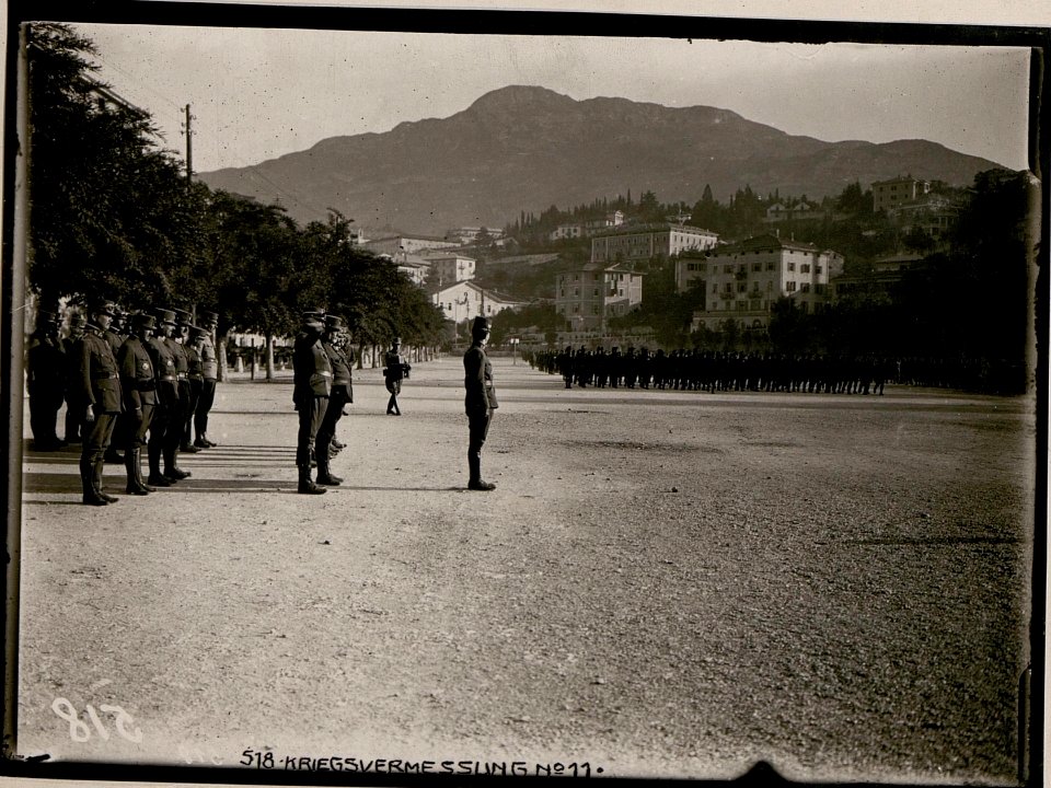 Parade des Infanterieregiments Nr. 59 vor Kaiser Karl in Trient (BildID 15733356)