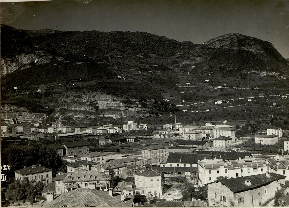 Panorama von Trient gegen Süden und Westen. Aufgenommen am 11. Juli 1916. (BildID 15534546)
