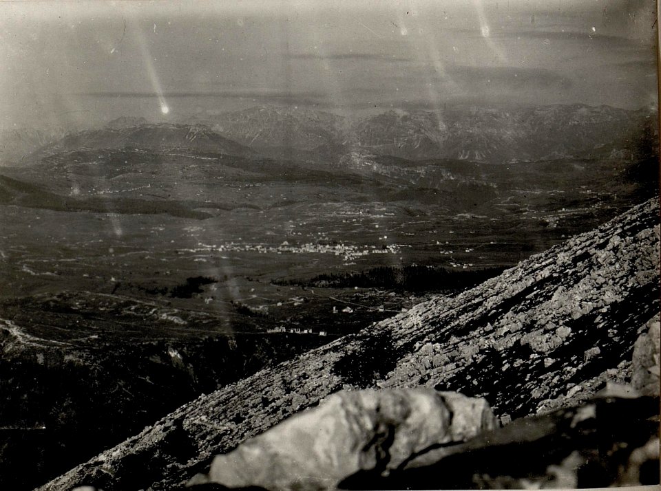 Panorama, Standpunkt Südhang Meletta di Gallio. (7. Teilbild zu WK1 ALB084 24430a) (BildID 15635052)