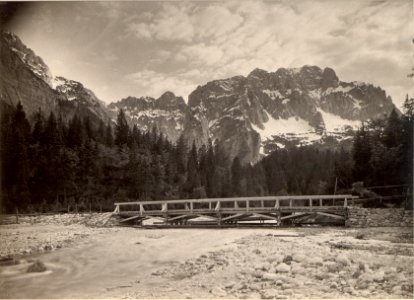 Panorama von Kote 868 Seissera gegen Schwalbenspitzen, Kaltwasser Gamsmutter, Wischberg, grosser und kleiner Nabois und Montasch, Vordergrund neue Brücke über die Seissera. Aufgenommmen am 3.6.1916 (BildID 15475097)