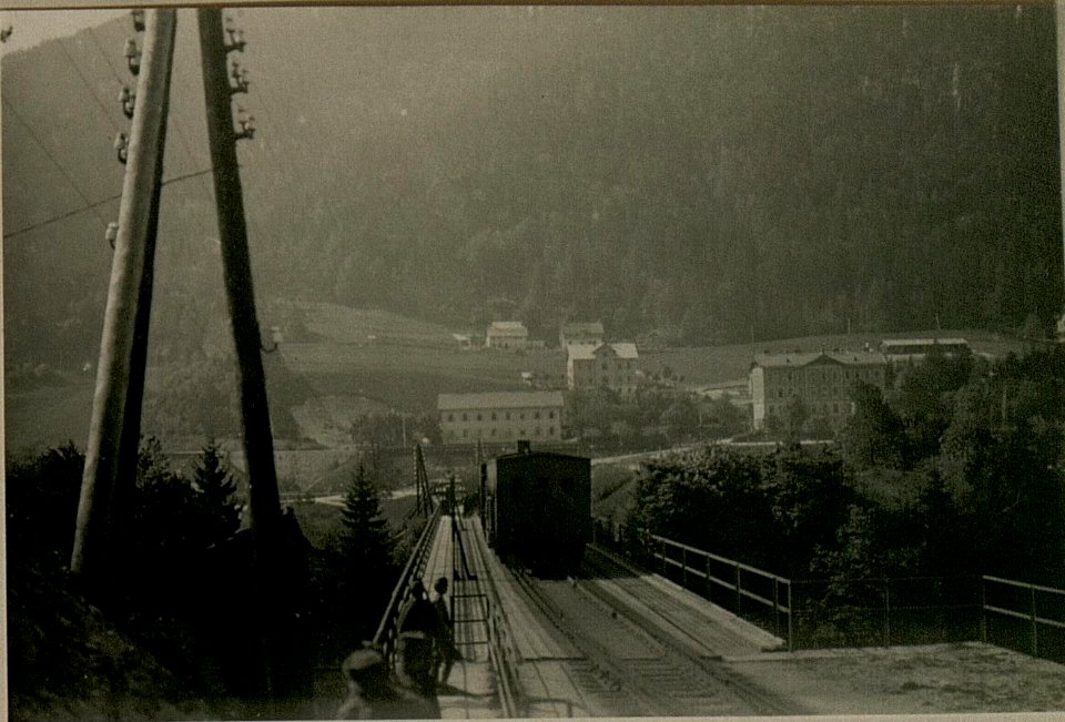 Panzerzug auf der Brücke über die Schlitzaschlucht beiTarvis, aufgenommen am 16. Mai 1916 (BildID 15472772)