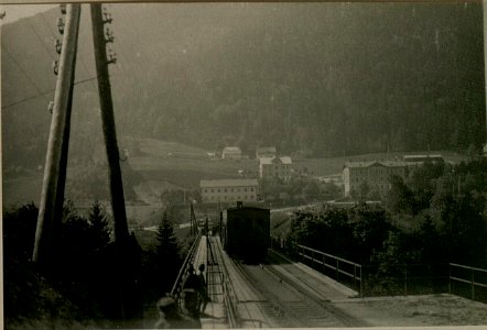 Panzerzug auf der Brücke über die Schlitzaschlucht beiTarvis, aufgenommen am 16. Mai 1916 (BildID 15472772)