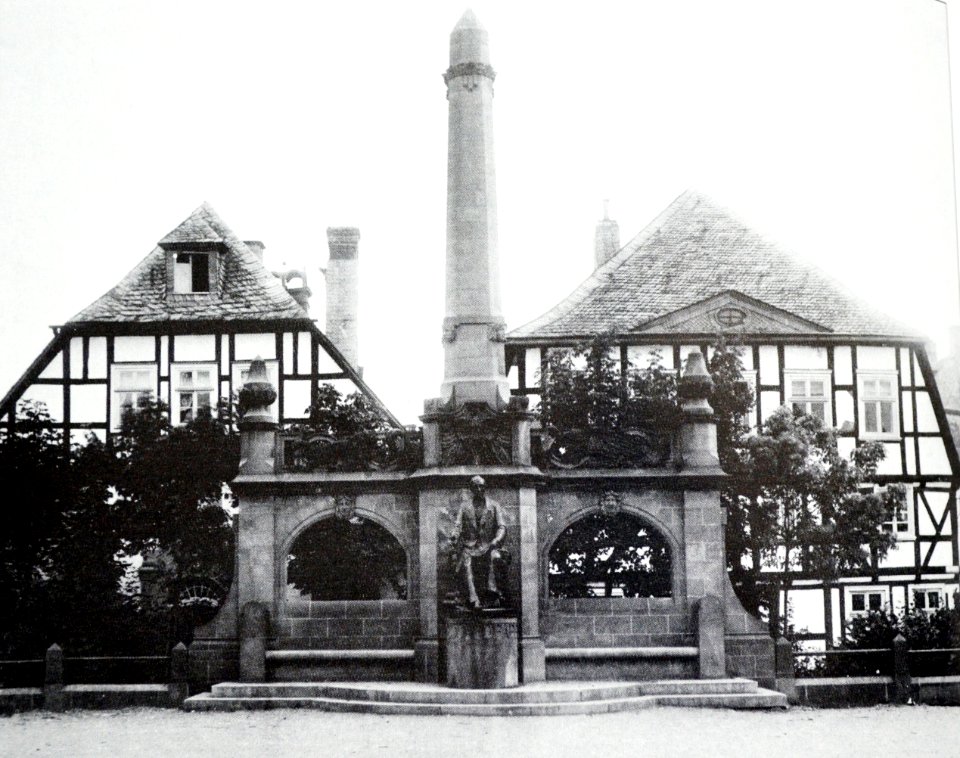 Papedenkmal in Brilon 1