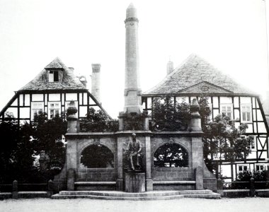 Papedenkmal in Brilon 1