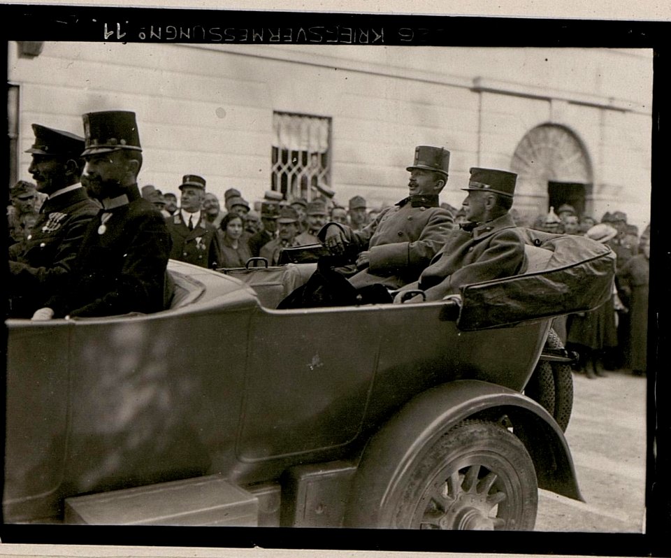 Parade des Infanterieregiments Nr. 59 vor Kaiser Karl in Trient (BildID 15733412)