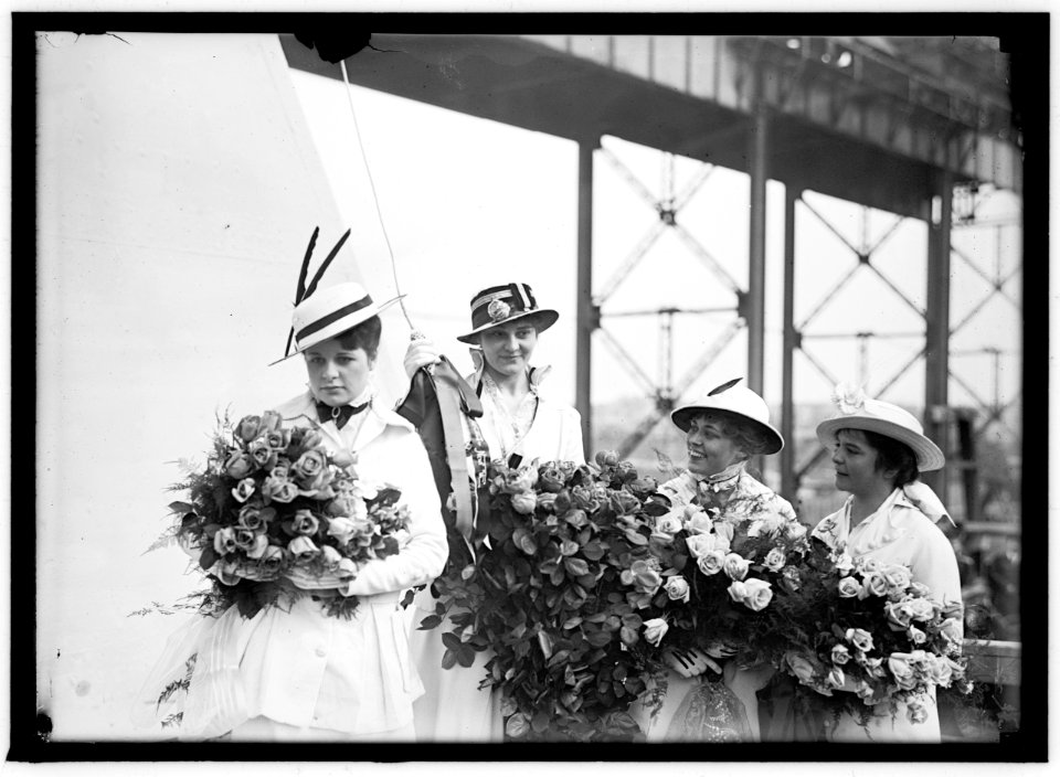 PENNSYLVANIA, U.S.S. LAUNCHING, NEWPORT NEWS, VA. MISS E. KOLB AT RIGHT AND MAIDS- MISS K. KOLB; MISS K. MARTIN; MISS HARROLD. DIFFERENT ORDER THAN IN 4988 LCCN2016866225