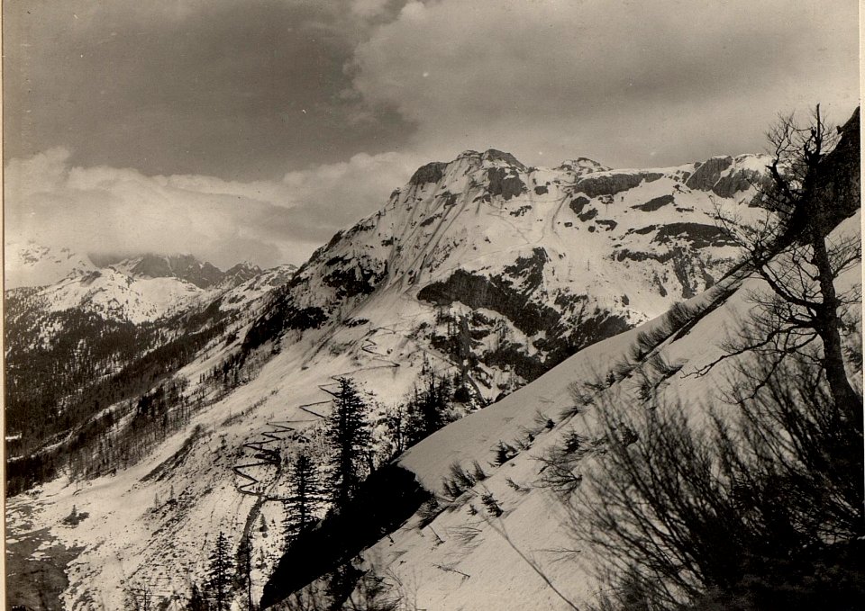 Panorama von der Cellonalpe gegen den kleinen Pal-Freikofel, den grossen Pal, sowie den Angerbachgraben unter der Felswand. Standort des Elektrozuges 29-5 Ka., aufgenommen am 30. April 1916 (BildID 15473752)
