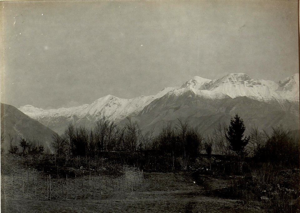 Panorama der Wocheiner Berge (Krn Gruppe) vom Geschützstand der Honved Feldkanonenbatterie 4-6 auf Kote 509 südlich Tolmein. (BildID 15465803)