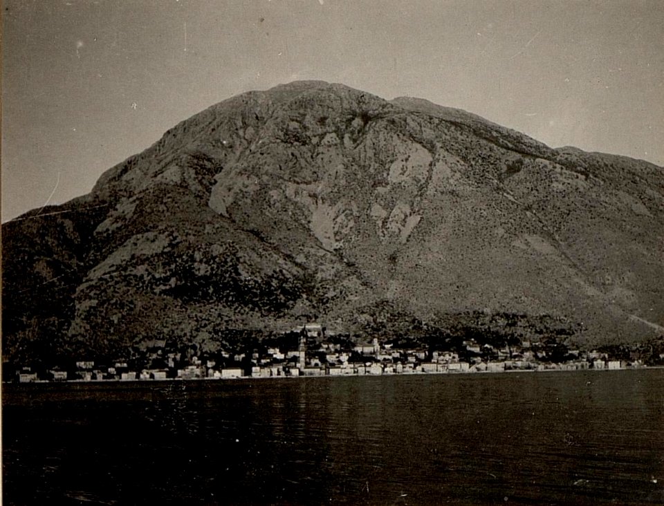 Perasto vom Meere aus. Aufgenommen in Perasto am 12. Februar 1916. (BildID 15532465)