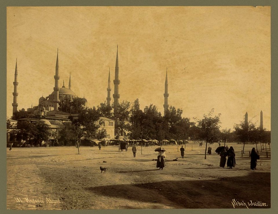 People on plaza outside the Sultanahmet Camii (mosque)) - Sébah & Joaillier LCCN2003688293