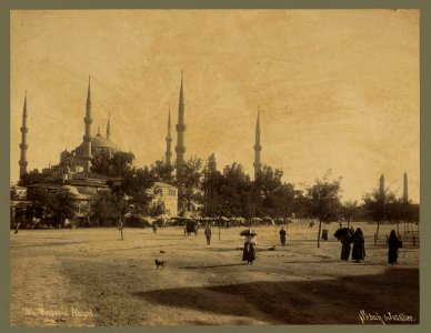 People on plaza outside the Sultanahmet Camii (mosque)) - Sébah & Joaillier LCCN2003688293
