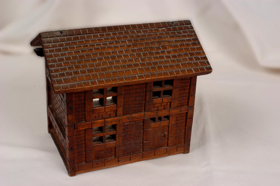 Petite maison en bois fabriquée par Pierre-Paul Chabrol.