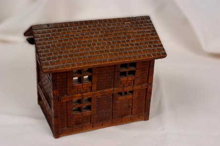 Petite maison en bois fabriquée par Pierre-Paul Chabrol.