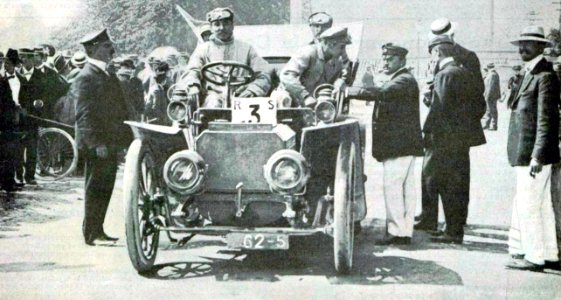 Perret, vainqueur de la Coupe Rochet-Schneider 1905, sur Peugeot 12-16 hp
