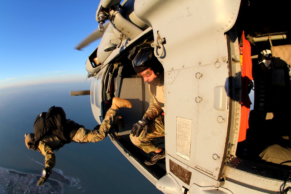 Parachute training operations 140326-N-BG563-004