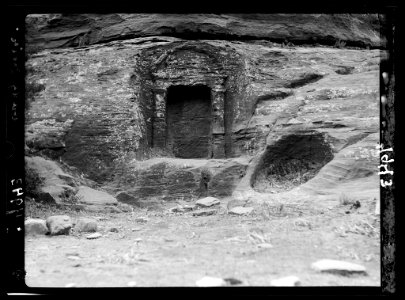 Petra. Wadi-Ed-Dêr. Idol niche en route to ed-Dêr. Probably type after Roman occupation LOC matpc.16286
