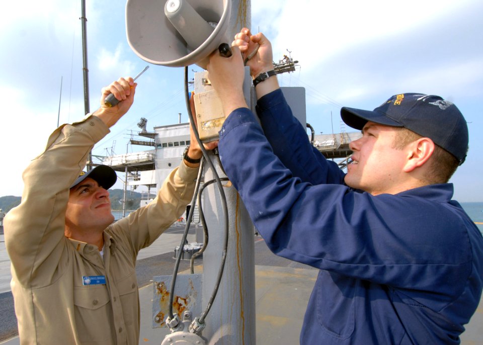Petty Officers work aboard USS Blue Ridge DVIDS63623