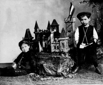 Peter Scherer Kinder mit Burg und Zinnsoldaten photo