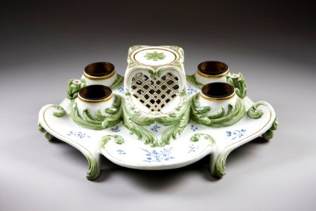 Pennställ. Porslin - Hallwylska museet - 87100
