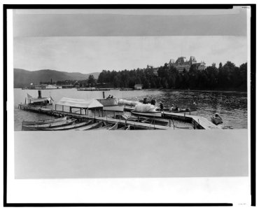 Piers, boats, and people in foreground, with Fort William Henry Hotel in background, Lake George, New York LCCN2001695002