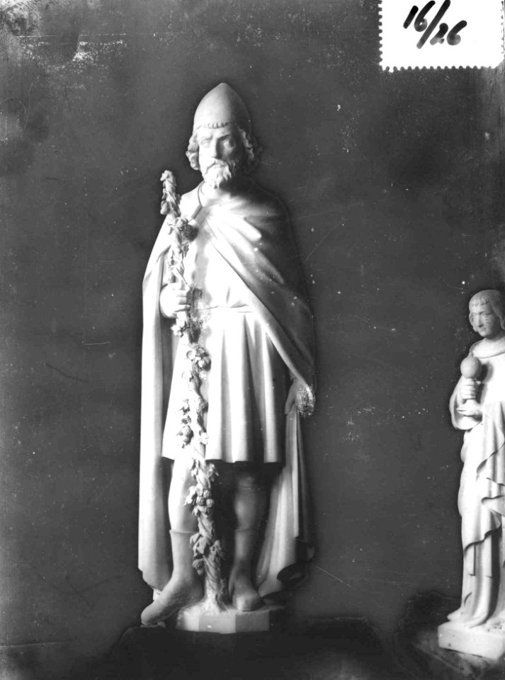 Photograph of two statues Cuypershuis 0688d (24)