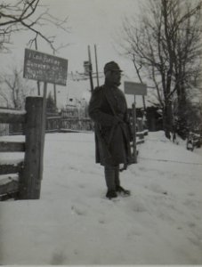 Quarantäneposten in Perehinsko, die bewachten Zivilhäuser sind vom Fleckfieber befallen, Perehinsko Februar 1916 (BildID 15455240)