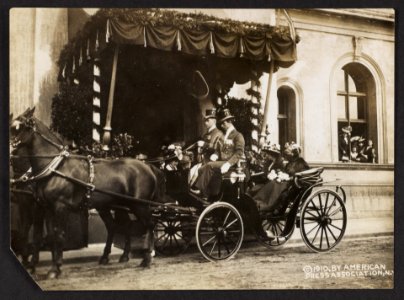Queen Maud and Mrs. Roosevelt leaving the station for palace after arrival at Christianna LCCN2013650940 photo