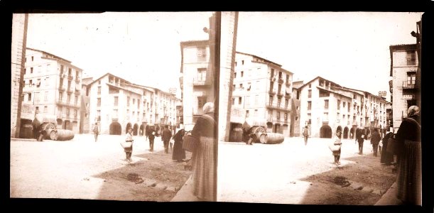 Plaça del monestir a Ripoll amb gent